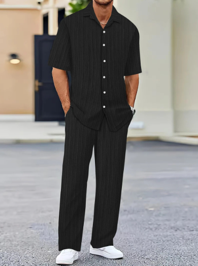 Relax in style with the Urban Ease - Matching Set, made from high-quality, breathable fabric