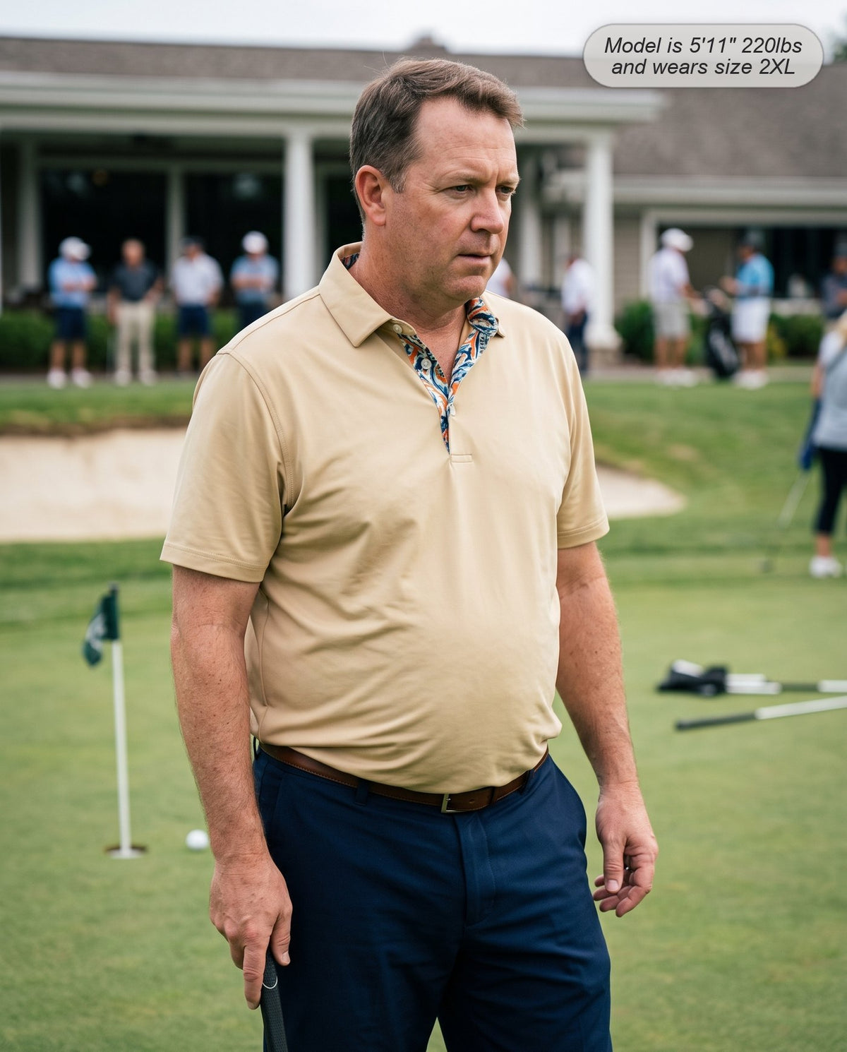 Man wearing the Meridian golf polo in khaki reading a putt