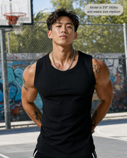 Man wearing the Apex ribbed tank in black at the court